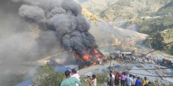 बाजुरामा ग्यास सिलिण्डर पड्किँदा भीषण आगलागी, दर्जन बढी पसल जलेर नष्ट 
