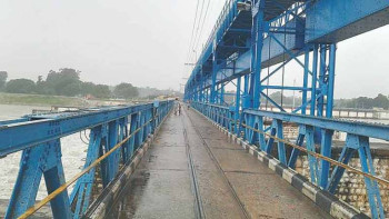 महाकालीमा पानीको बहाब बढेपछि शारदा ब्यारेजमा चारपांग्रे सवारीसाधन बन्द