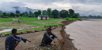 बाढीको त्रासले त्रिपाल टाँगेरै वनमा बस्न बाध्य लठ्ठागौरीका बासिन्दा