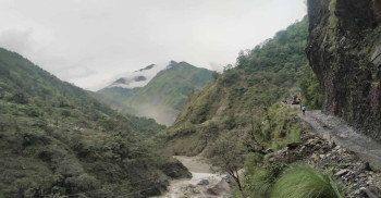 पहिरोले बाटो बगाएपछि दुई महिनादेखि जोखिमपूर्ण यात्रागर्दै बगरवासी