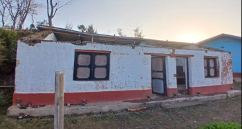 भोजपुरमा हावाहुरीले विद्यालयदेखि सरकारी कार्यालयसम्मका छाना उडायो, सशस्त्रलाई बासकाे समस्या