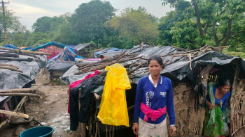 वनहराका भूमिहीन परिवारको पीडाः बाढीको जोखिमले राजमार्ग छेउ बस्न बाध्य 