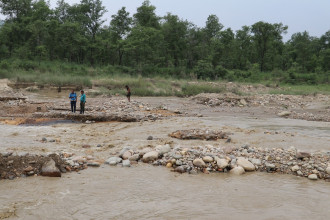बाढीपहिरोले विभिन्न राजमार्गका ६ स्थानमा सडक अवरुद्ध