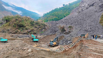 तीन दिनदेखि बिपी राजमार्ग अवरुद्ध, सुख्खा पहिरो निरन्तर खस्दा डाइभर्सन बनाइँदै