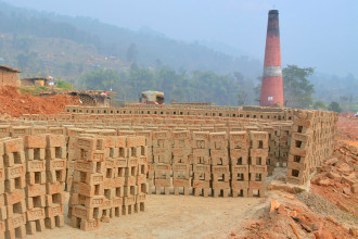 भाउ घटाउँदासमेत छैन इँटा व्यापार, ५०० उद्योग बन्द हुँदा बिचल्लीमा श्रमिक