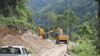 बुद्धसिंह मार्ग कालोपत्र गर्न नाला निर्माण