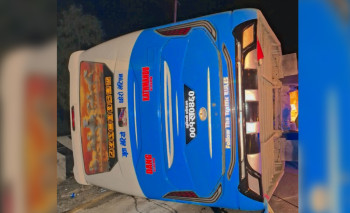 दाङबाट काठमाडौं आउँदै गरेको बस बीच सडकमै पल्टियो, ४० यात्रु घाइते