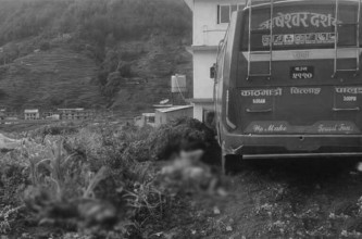 बसको ठक्करबाट तीन जनाले ज्यान गुमाए, चार  घाइते