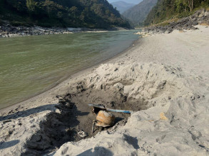 त्रिशूलीमा भेटिएकाे बस सिमलताल दुर्घटनाकाे हुन सक्ने अनुमान,  थप अनुसन्धान गर्न घटनास्थल खटाइयाे १२  सुरक्षाकर्मी