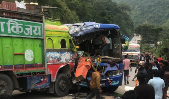 सात वटा सवारीसाधन एकापसमा ठोक्किए, २१ जना घाइते