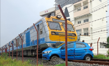जनकपुरमा रेल र कार ठोक्किए, तीन जना घाइते