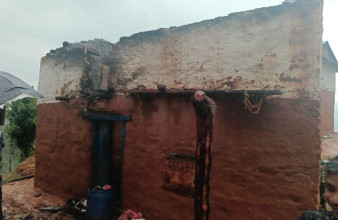 घरमा चट्याङ परेपछि आगलागीले नष्ट, ६ जनाको परिवार विस्थापित