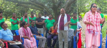 प्राङ्गारिक मल प्रयोग सुझाउँदै मन्त्री चौधरी किसानको दैलोमा