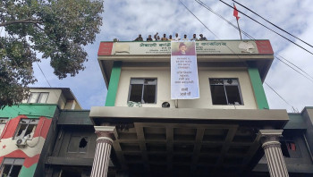 आगलागीले ध्वस्त कांग्रेस मुख्यालयमा बीपीको तस्बिर र ब्यानर राखियो