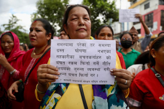 सरकारी पीडितको नाराः ‘ए सरकार कि मारिदेउ, कि खोला तारिदेऊ’ (तस्बिरहरू)
