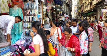तिहार नजिकिँदै गर्दा बजारमा किनमेल गर्नेको चहलपहल बढ्दै
