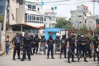 डोजर रोक्न माग गर्दै सुकुम्बासी रास्वपा कार्यालय पुगे, सुरक्षा व्यवस्था कडा (तस्बिरहरु)