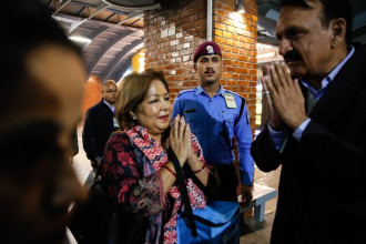 सिंगापुरमा १८ दिने उपचारपछि देउवा दम्पती स्वदेश फर्किए