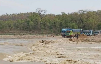 पूर्व-पश्चिम राजमार्गअन्तर्गत विनयी खोलाकाे डाइभर्सन बाढीले  बगायाे, यात्रुलाई सास्ती