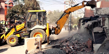 कबाड गोदाममा चल्यो महानगरको डोजर, तीन मजदुर घाइते