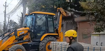 नेपालगञ्जमा सडक क्षेत्रका अवैध संरचना हटाइँदै
