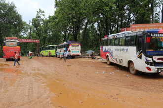 बाढीले डाइभर्सन बगाउँदा दाउन्ने–दुम्कीवास सडकको वैकल्पिक मार्ग पनि अवरुद्ध  