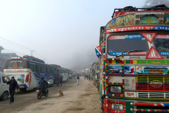 दुम्किवासमा डाइभर्सन बगेपछि पूर्व–पश्चिम राजमार्ग अवरुद्ध