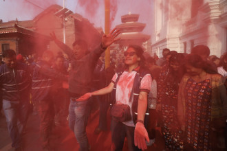 हिमाली तथा पहाडी जिल्लामा हर्षोल्लासका साथ होली मनाइँदै