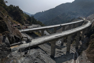 फास्ट ट्रयाक: नेपाली सेनाको बन्दीमा परेकाे सडक, करदाताको अर्बौं स्वाहा? फेरियाे आवश्यकता र ‌‌ओैचित्य