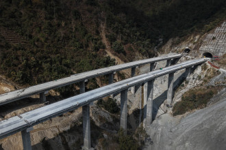 तराई/मधेस द्रुतमार्गमा धरहराभन्दा ठूला पुल निर्माण (तस्बिरसहित)
