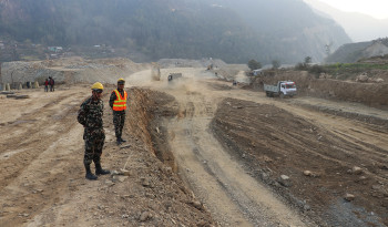 राज्य व्यवस्था समिति बैठकमा प्रधानसेनापति शर्मा, फास्ट ट्रयाकबारे जवाफ दिँदै