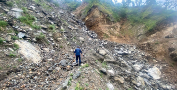 अत्यधिक वर्षाले गगने खोलामा पहिरो खस्दा कर्णाली राजमार्ग अवरुद्ध, ६ जिल्लाकाे आवागमन बन्द