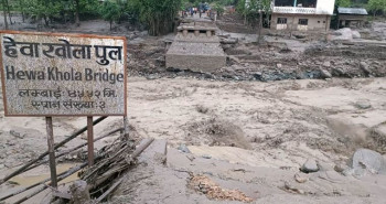 बाढीले हेवा खोलाको डाइभर्सन भत्काउँदा मेची राजमार्ग अवरुद्ध, यातायात ठप्प