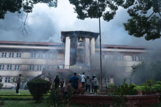 आगजनीको क्षति विवरणसहित प्रहरीमा जाहेरी दिँदै सर्वोच्च अदालत
