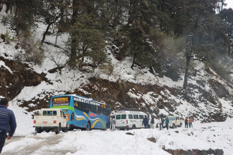 हिमपातका कारण मध्यपहाडी लोकमार्ग अवरुद्ध, दर्जनौं सवारीसाधनसहित यात्रु अलपत्र