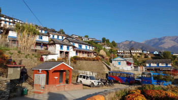 पर्यटक पर्खाइमा पर्वतका  घरबास, ग्रामीण सडक अवरुद्ध हुँदा सुनसान