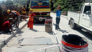 हुग्दीखोला पुलमा प्वाल परेपछि यातायात प्रभावित