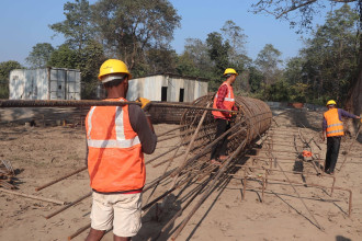 नारायणी नदीमा आइकोनिक पुल निर्माण धमाधम, ‘टेस्टिङ फेज’अनुसार परीक्षण