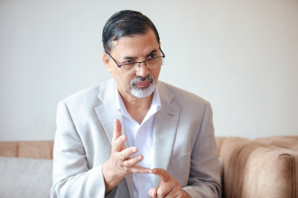 समीक्षा गरिहाल्ने अवस्था नहोला, नयाँ ढंगले सोचौँ- जनार्दन शर्मा