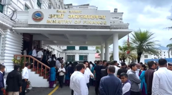 करार र अस्थायी कर्मचारीले अर्थ मन्त्रालयमा गरे आन्दोलन