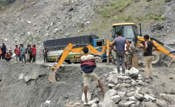 सुक्खा पहिरो खस्दा खच्चामा सडक अवरुद्ध