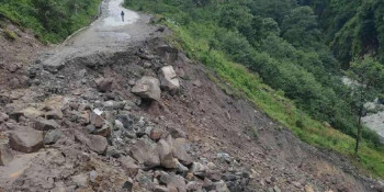 पहिरोले कोदारी राजमार्ग अवरुद्ध, सीमापारि राेकिए ६०० कन्टेनर