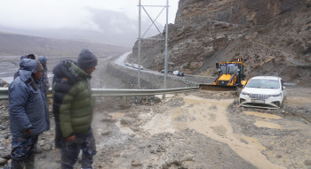मुस्ताङमा सडक भासियो, कोरला खण्डका सात स्थानमा पहिरो जाँदा यातायात ठप्प