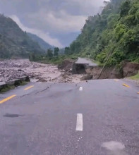 कोसी राजमार्ग बाढीले बगाएपछि यातायात अवरुद्ध, डाइभर्सन बगाउँदा पूर्व–पश्चिम राजमार्ग ठप्प