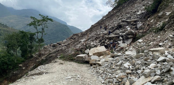 बाढीपहिरोले दुई राजमार्ग ठप्प