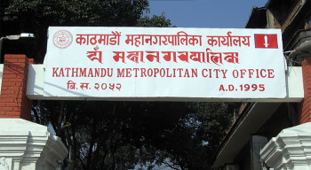 प्रविधिमैत्री बनाउन काठमाडौं महानगरका विद्यालयमा स्मार्ट बोर्ड जडान