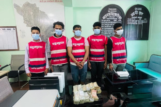 ५० लाख र सुन गाल्ने मेसिनसहित तीन भारतीय एवं दुई नेपाली  पक्राउ
