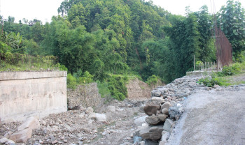 लेदुवा खोलाको पुल सात वर्षदेखि अलपत्र, विद्यार्थी र सर्वसाधारणलाई सास्ती