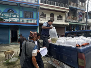 पर्वतका किसानलाई दुई लाख माछाका भुरा वितरण
