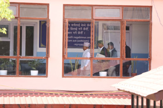 पतञ्जली जग्गा प्रकरणः तीन न्यायाधीशको इजलासमा बयान दिँदै माधव नेपाल